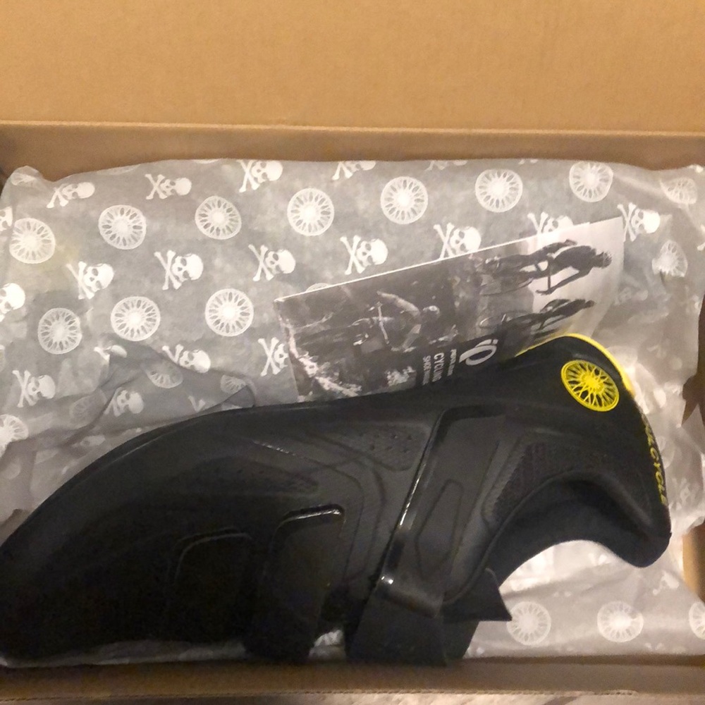 Soulcycle/ cycling shoes - no clips